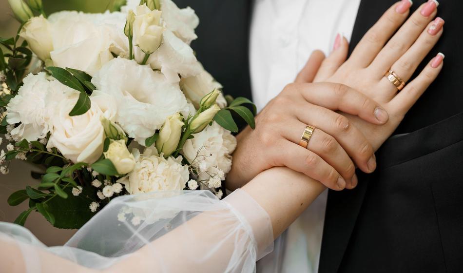 Takšne ljubezenske zveze, kot jo ima bivša Poptevejevka, ne vidimo pogosto