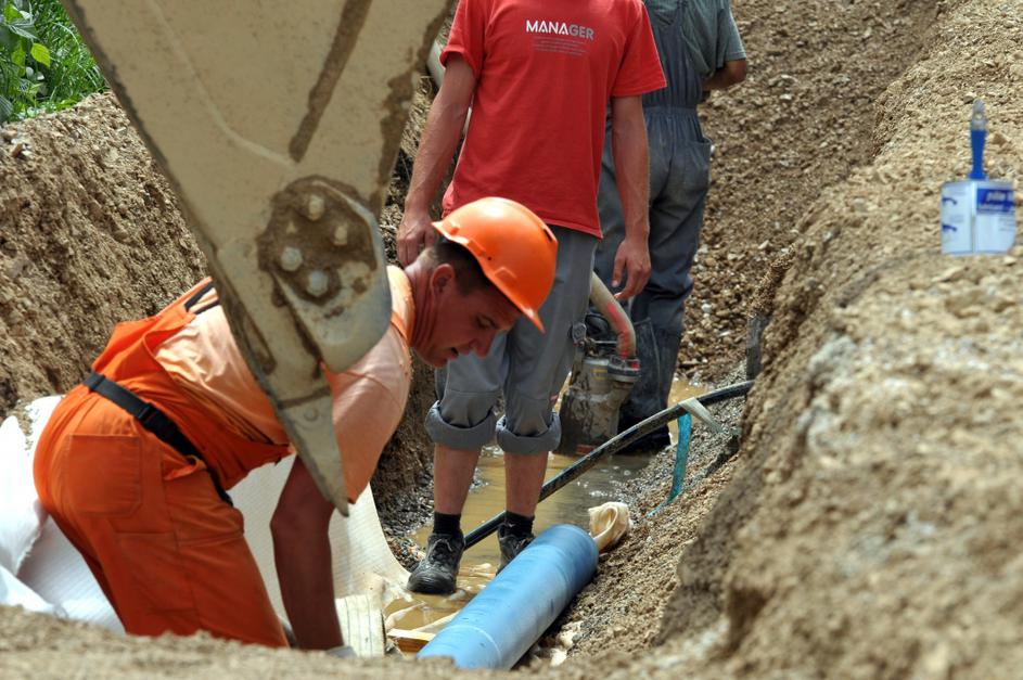 slovenija 16.06.10, Mont Grad, gradbeno podjetje v stecaju, delavci, gradbisce, 