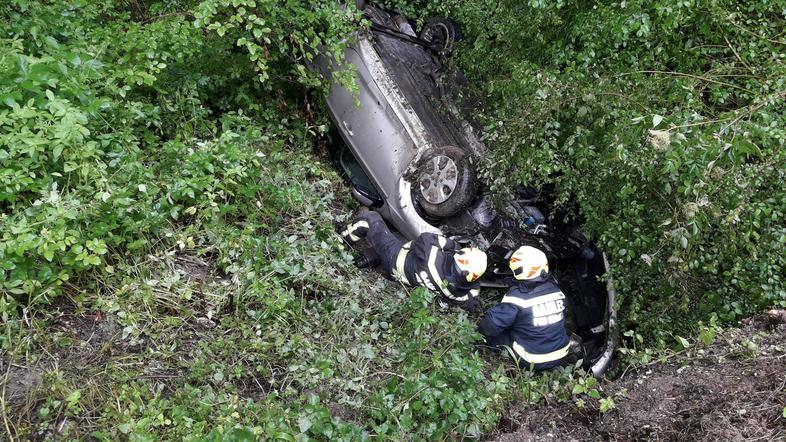 Prometna nesreča, avto v potoku