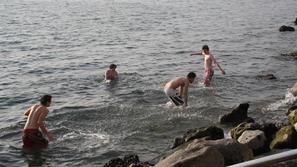 Bralka Zdenka Pečovnik nam je poslala fotografijo živahnih Špancev, ki so si ta 