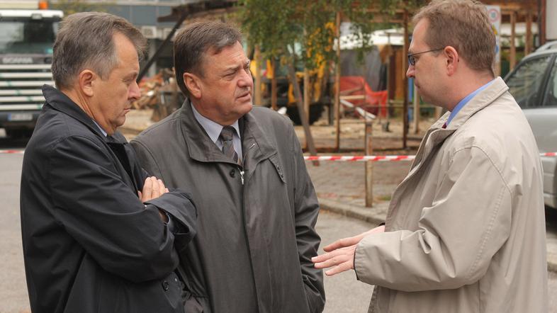 V petek sta Anton Guzej (levo) in njegov pomočnik Marko Fili (desno) Zoranu Jank