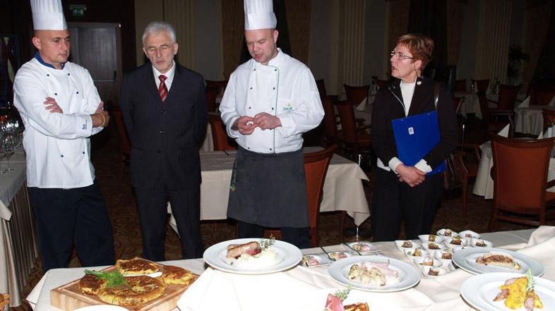 Hitova kuharska mojstra sta nekoč obilne porcije prilagodila sodobnim trendom po