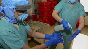 ebola, zdravniki, zaščitna maska