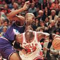 Bryon Russell (Jazz) in Michael Jordan (Bulls) v finalu lige NBA leta 1998.
