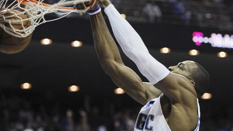 Dwight Howard je na četrti tekmi dosegel 27 točk, Mo Williams pa 18.