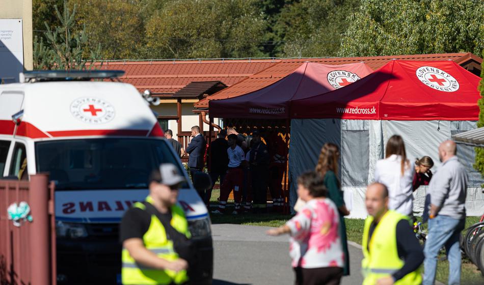 Grozljivo: Učenec z nožem napadel sošolce in dve učiteljici, ena je umrla