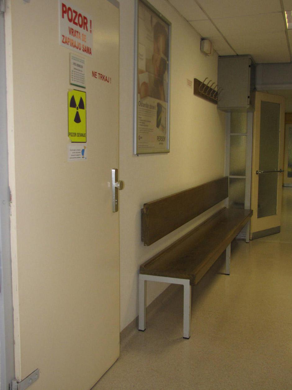 Klopi v čakalnici pred rentgenom so že nekaj dni prazne. (Foto: Iztok Golob) | Avtor: Žurnal24 main