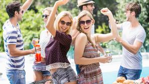 Piknik, hrana, druženje, bazen