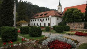 Valvasorjeva knjižnica poka po šivih, kdaj bo zgrajena nova, ne ve nihče. Njena 