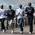 Elitni kenijski tekači se pripravljajo na tradicionalni maraton: (od leve proti 