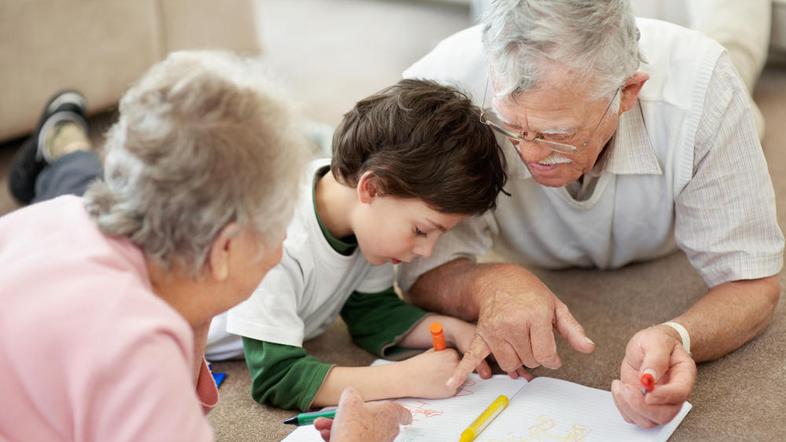 Slovenski starši se za EU nadpovprečno pogosto namesto z vnučki starajo kar s sv