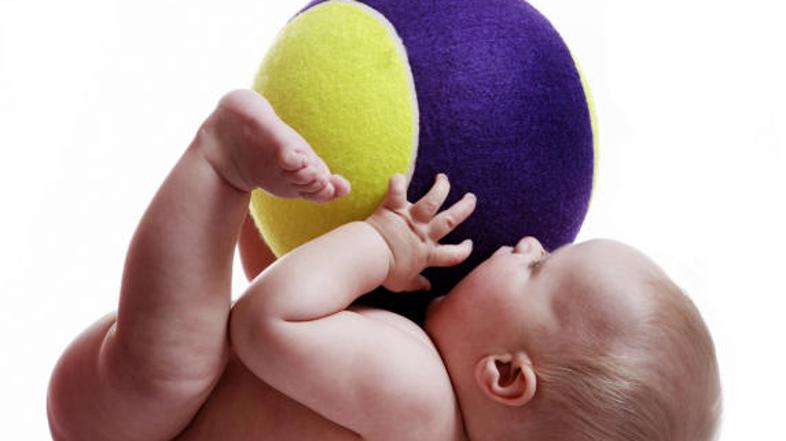 V prvem letu naj bi se dojenček igral predvsem na tleh, svoje gibalne spretnosti