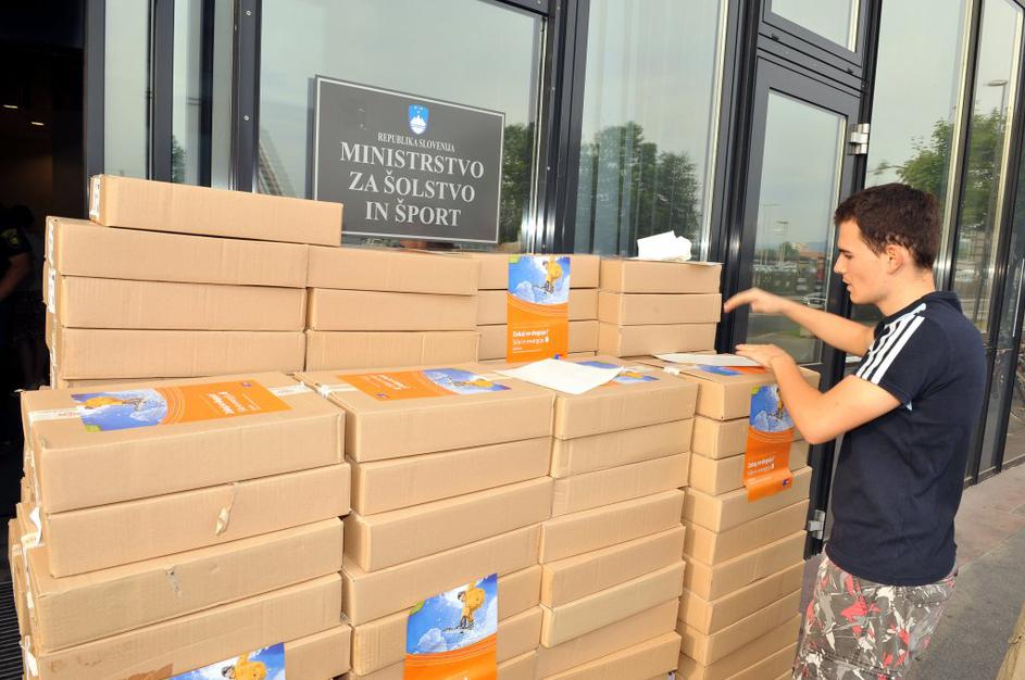 Predstavniki Rokusa Lukšiču prinesli pet tisoč izvodov učbenika.