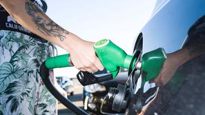 Bencinska črpalka, dekle toči gorivo