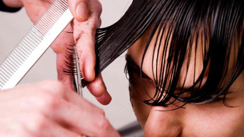 Zaradi razgaljenih frizerk se v salonu kar tre strank. (Foto: iStockphoto)