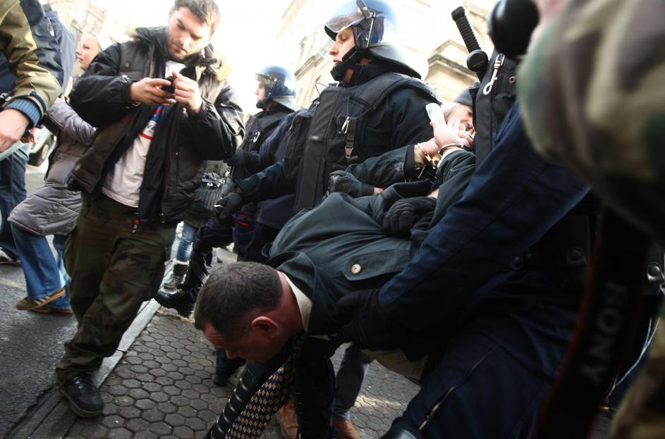 posredovanje policije na protestih proti EU v Zagrebu