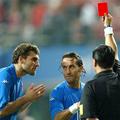 Moreno, vihteč rdeči karton pred osmimi leti. (Foto: Reuters)