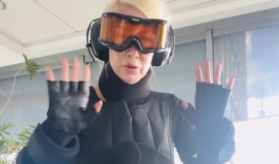 Naša voditeljica pojasnila, kaj je to čudo, ki ga ima na sebi!