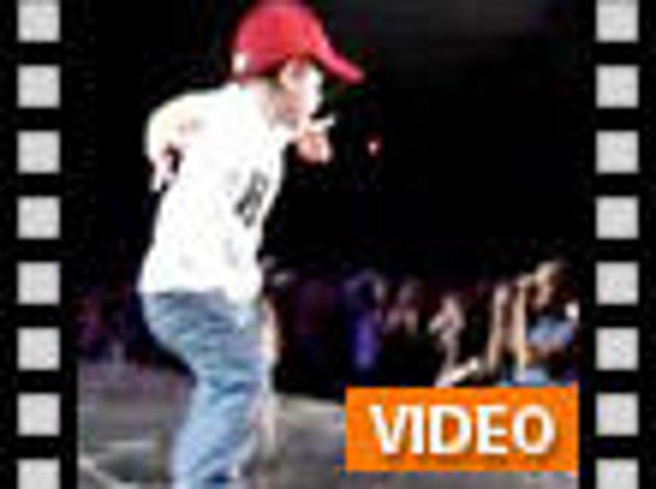 Mali Cruz je pognal občinstvo na noge in obnorel bliskavice fotoaparatov.