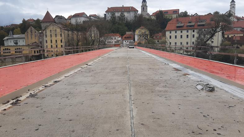 Most čez Savo v Kranju od železniške postaje do Jelenovega klanca še vedno zaprt