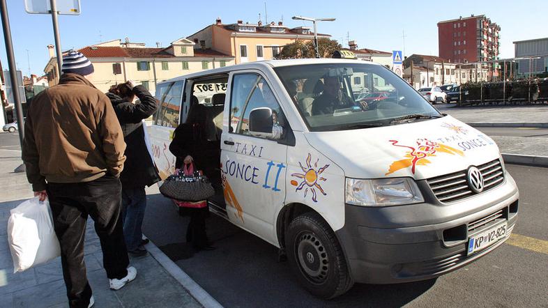 Kombi Taxi Sonca je na avtobusni postaji pri tržnici ob enajstih vkrcal potnike 