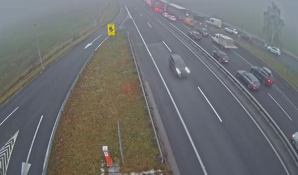 Nesreča na avtocesti, zaprt prehitevalni pas