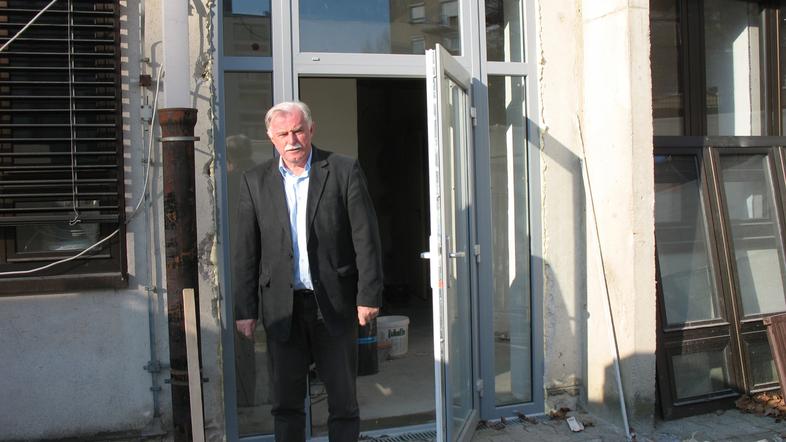 Jože Zupančič, direktor Zdravstvenega doma Velenje, pred vhodom v na novo urejen