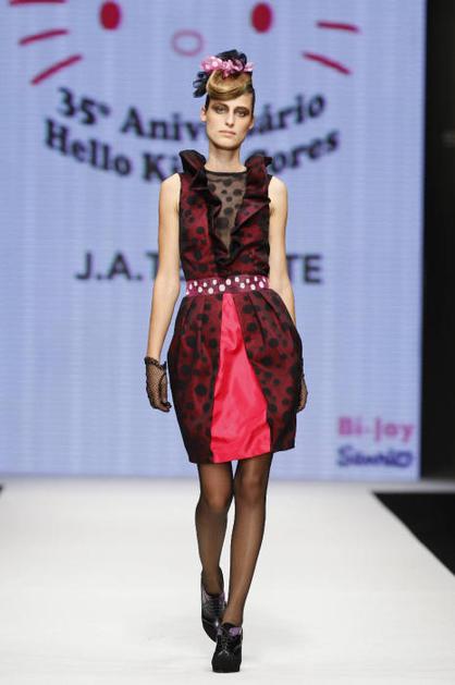 Hello Kitty se seli na modno brv.