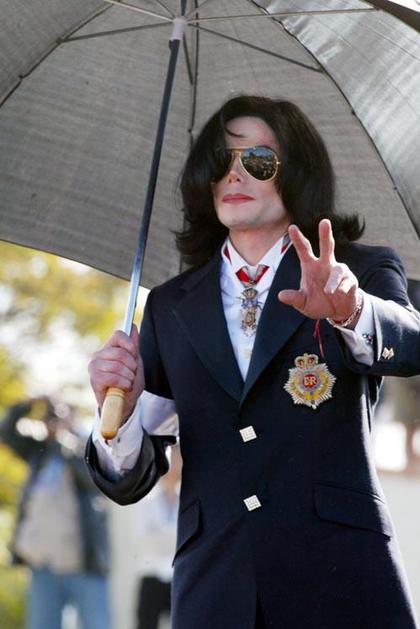 Verz, ki ga Michael zapoje, je precej podoben tistemu iz Kravitzove starejše pes