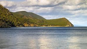 Bajkalsko jezero vsebuje okoli petino vseh površinksih zalog sladke vode. (Foto: