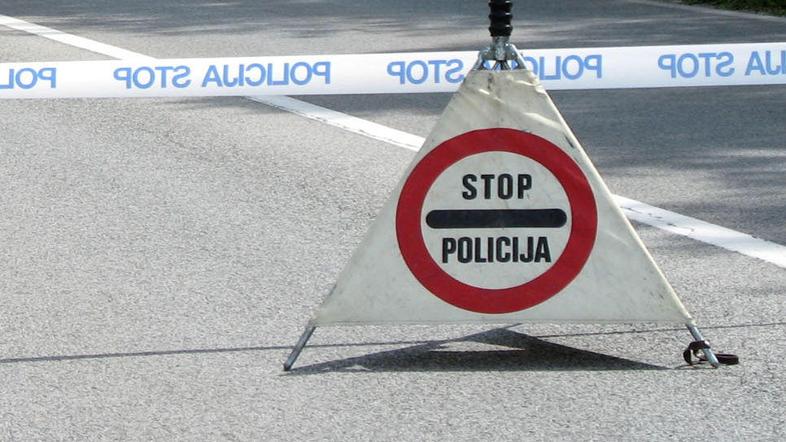 Policijski trak in trikotnik ob prometni nesreči