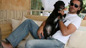 Takole je s svojo psičko v portoroški Playi užival Jan Plestenjak. (Foto: Medias