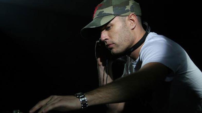 Z ustvarjanjem boben in bas glasbe je začel že pri 14 letih in leta 1994 že izda