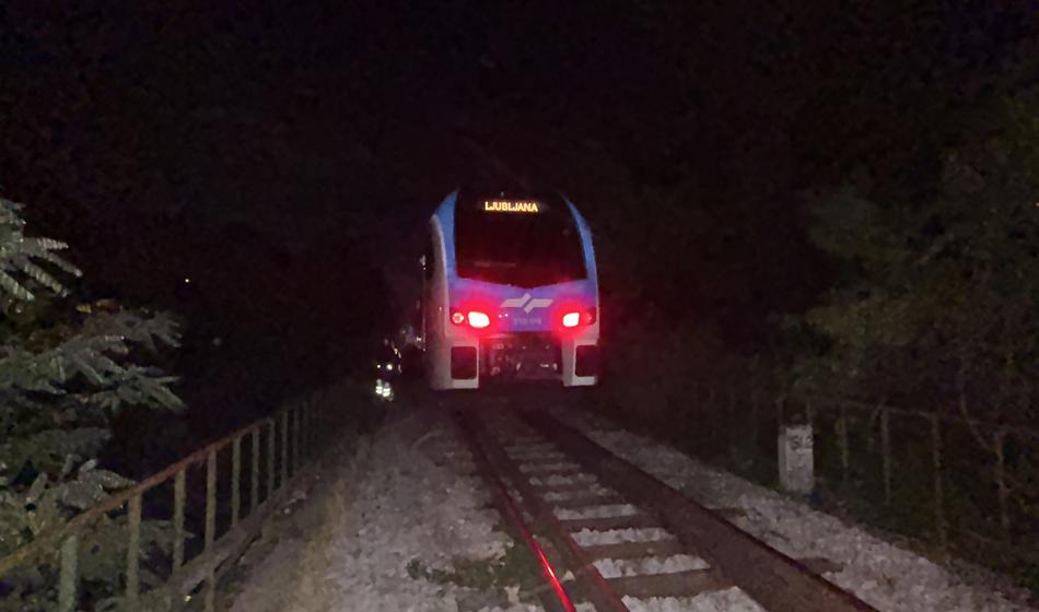 Na tire nastavil kolo, mizo, stol in vrtno garnituro