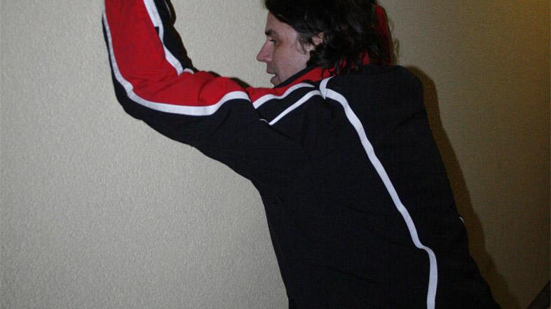 Tako je Matej Soklič simuliral prikaz aretacije. (Foto: Anja Zupanc)