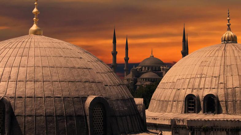 Kaotični in skrivnostni Istanbul povezuje Azijo in Evropo. (Foto: Shutterstock)