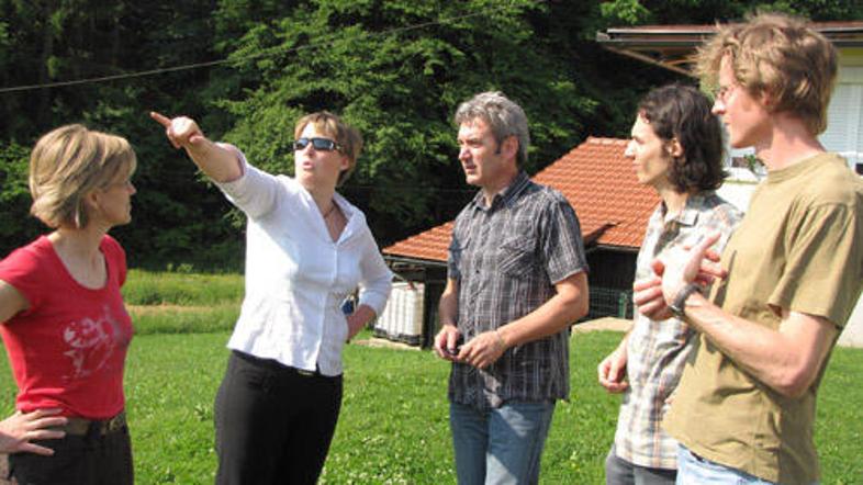 Predstavniki civilne iniciative s Tonetom Gorencem (v sredini) pred njegovo hišo