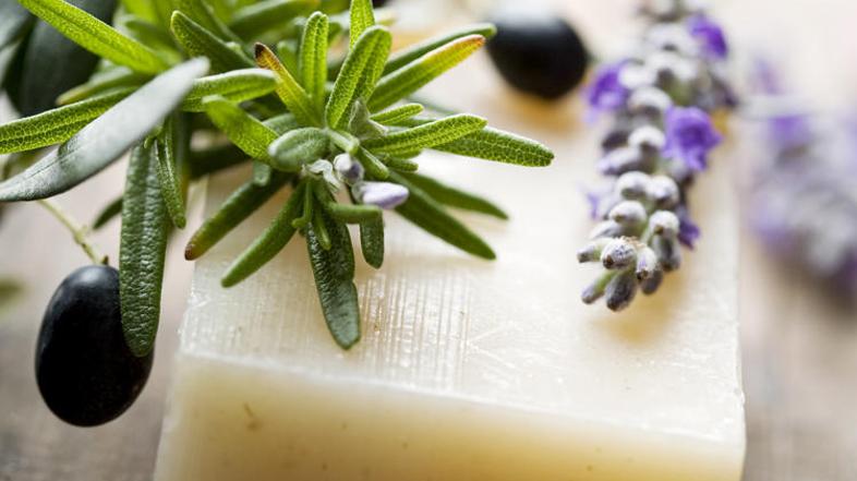 Rožmarinovo olje poživlja, sivkino pomirja, oves in med pa sta primerna za občut