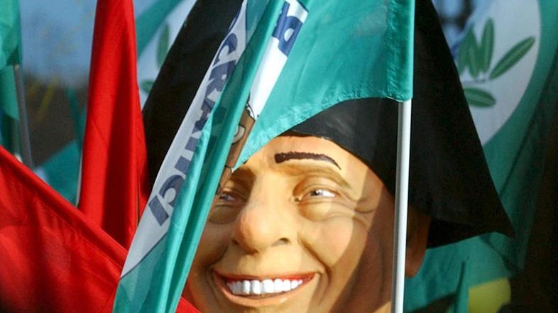 Berlusconija so kot Napoleona upodobili na protestu leta 2002 v Rimu.  (Foto: Ep