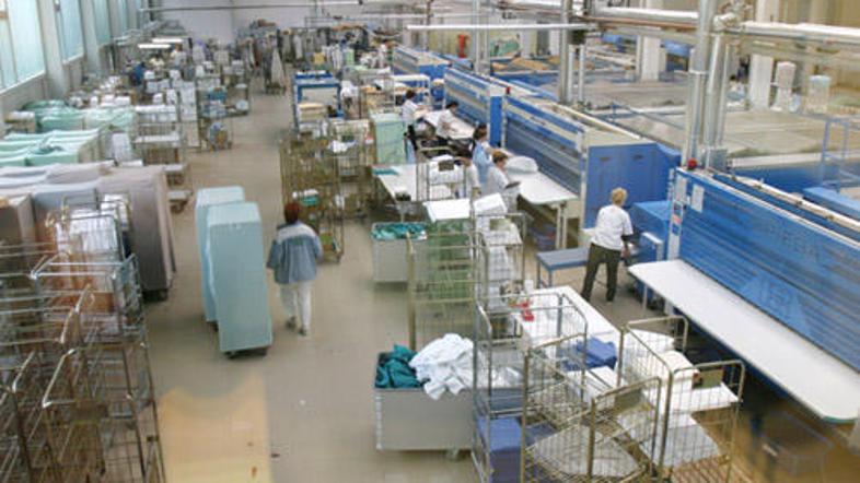 Zaposleni v Pralnici Lucija dobijo višjo plačo, če niso bolniško odsotni in name