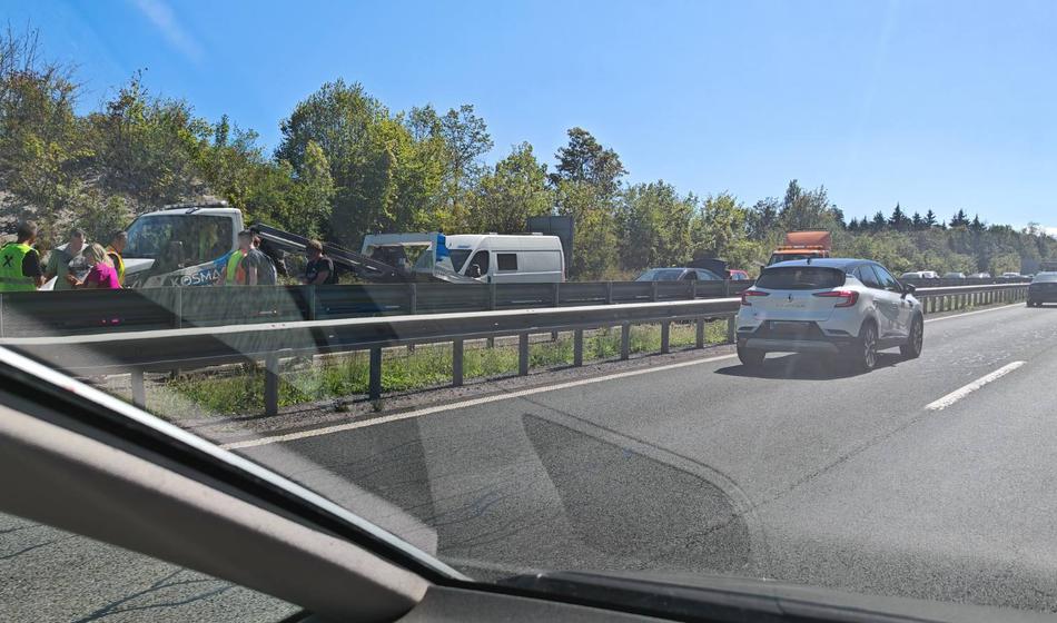 Na Primorki spet kaos, kolone in nesreči