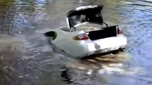 Avto v reki