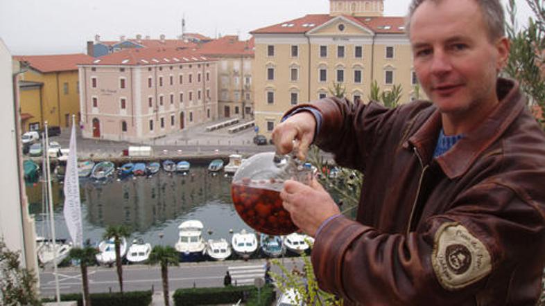 "Moj namen je malce sesuti politiko, ekonomijo, Cerkev in še marsikaj, kar je sk