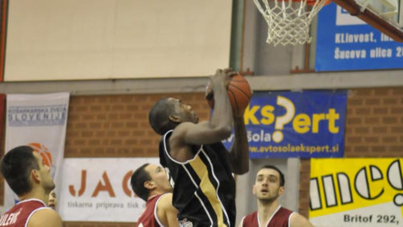 Shawn King (v črnem) je bil izbran za najkoristnejšega igralca tekme Dneva slove