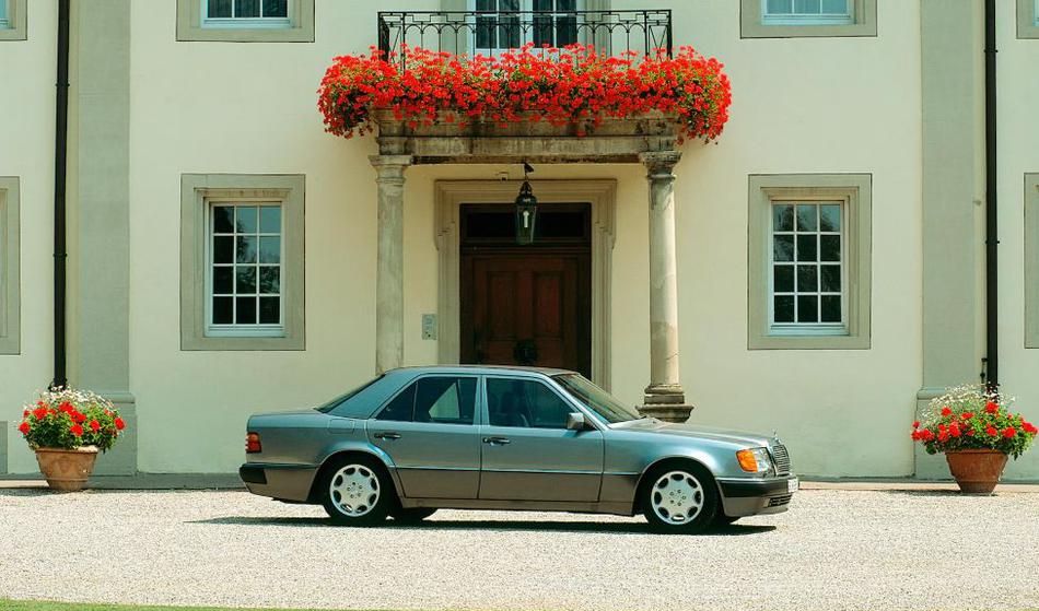 Zakaj je imel tehnološki pionir levo ogledalo večje od desnega?