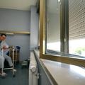 Da so razmere v bolniških sobah nekoliko znosnejše, so rolete čez dan spuščene.