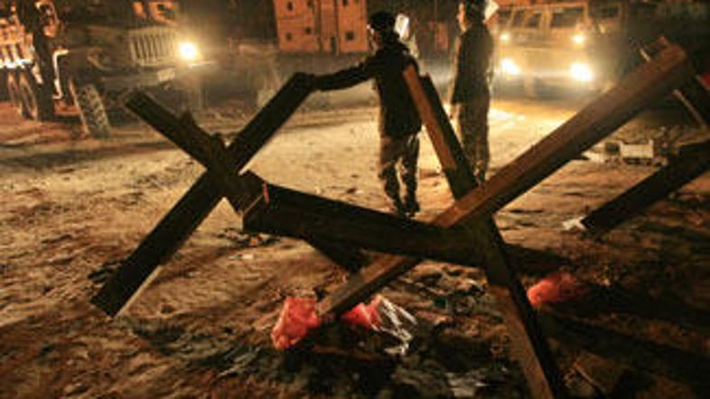 Egiptovska vojska in Hamas sta z zaprtjem meje prekinila množično prehajanje Pal