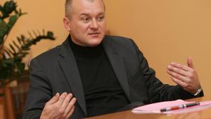 Franc Kangler je pokazal tudi zapisnik o njegovem zaslišanju. (Foto: Nino Verdni