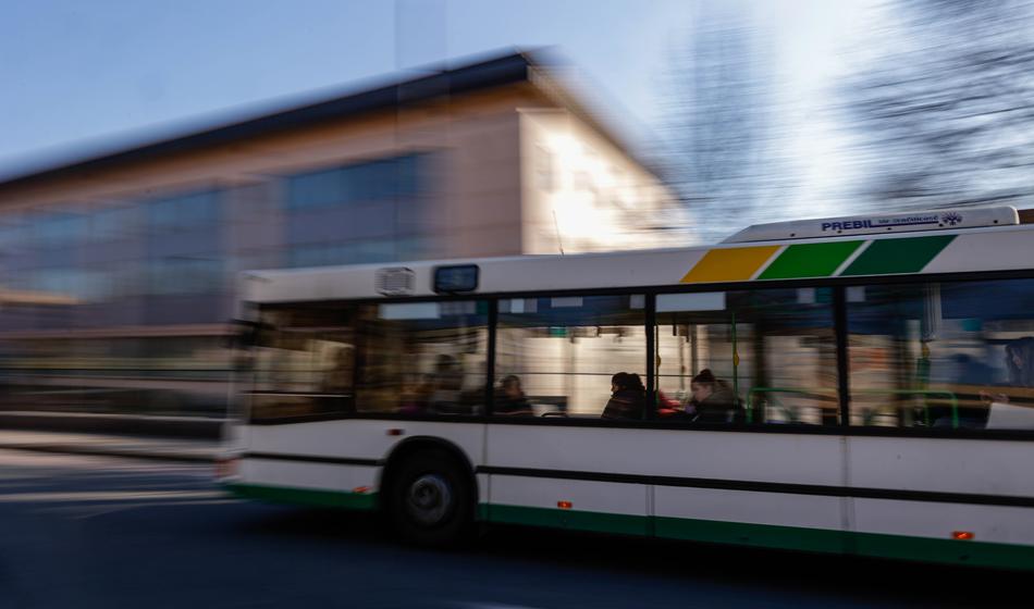 Na avtobusu prisedel k mladoletnici in jo začel otipavati
