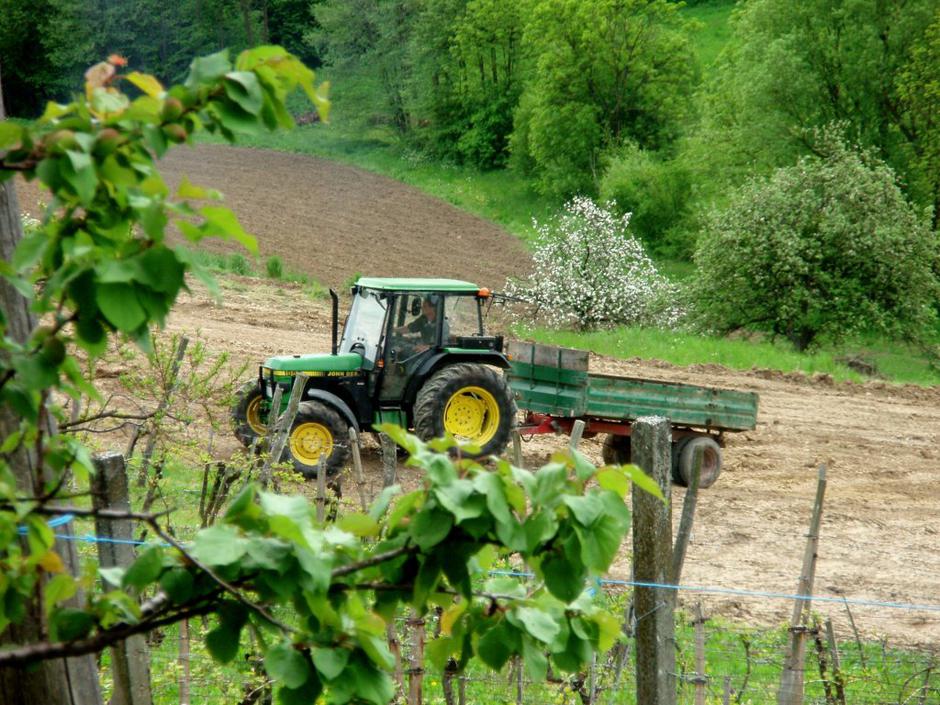 traktor, njiva, kmetijsvo | Avtor: Daša Purgaj